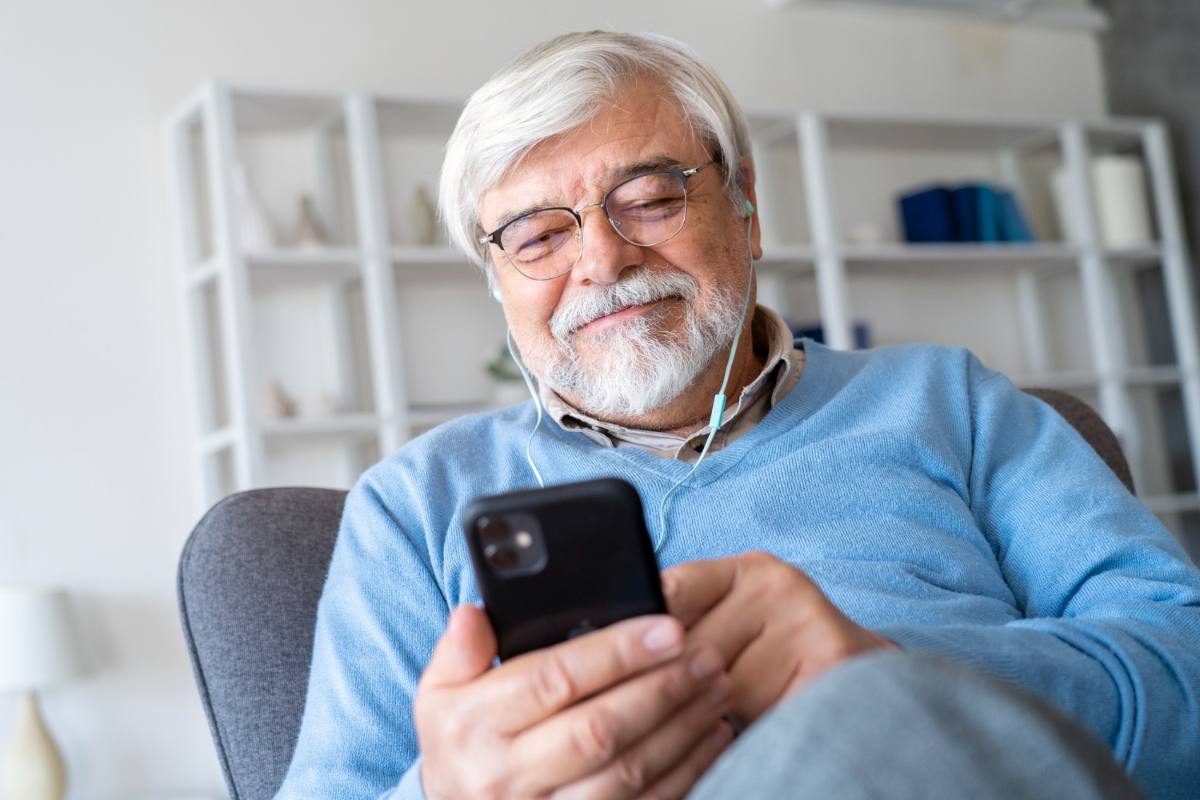 Een man gebruikt zijn smartphone